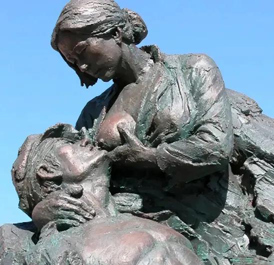 1941年，30岁的哑巴女子明德英，用乳汁救活了18岁的庄新民。

那个冬天的沂