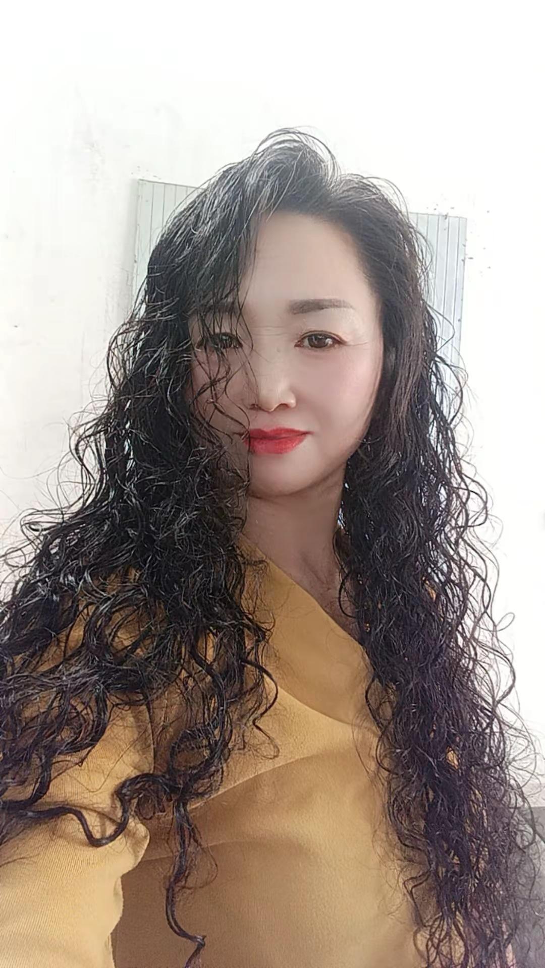 花16块9，又花3个小时自己做的卷发，感觉还不错卷发造型 笑只是一种表情 我的发