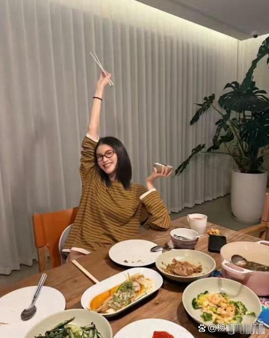何穗晒出陈伟霆亲手做的五菜一汤，有爱人相伴的日常也太幸福了！ 