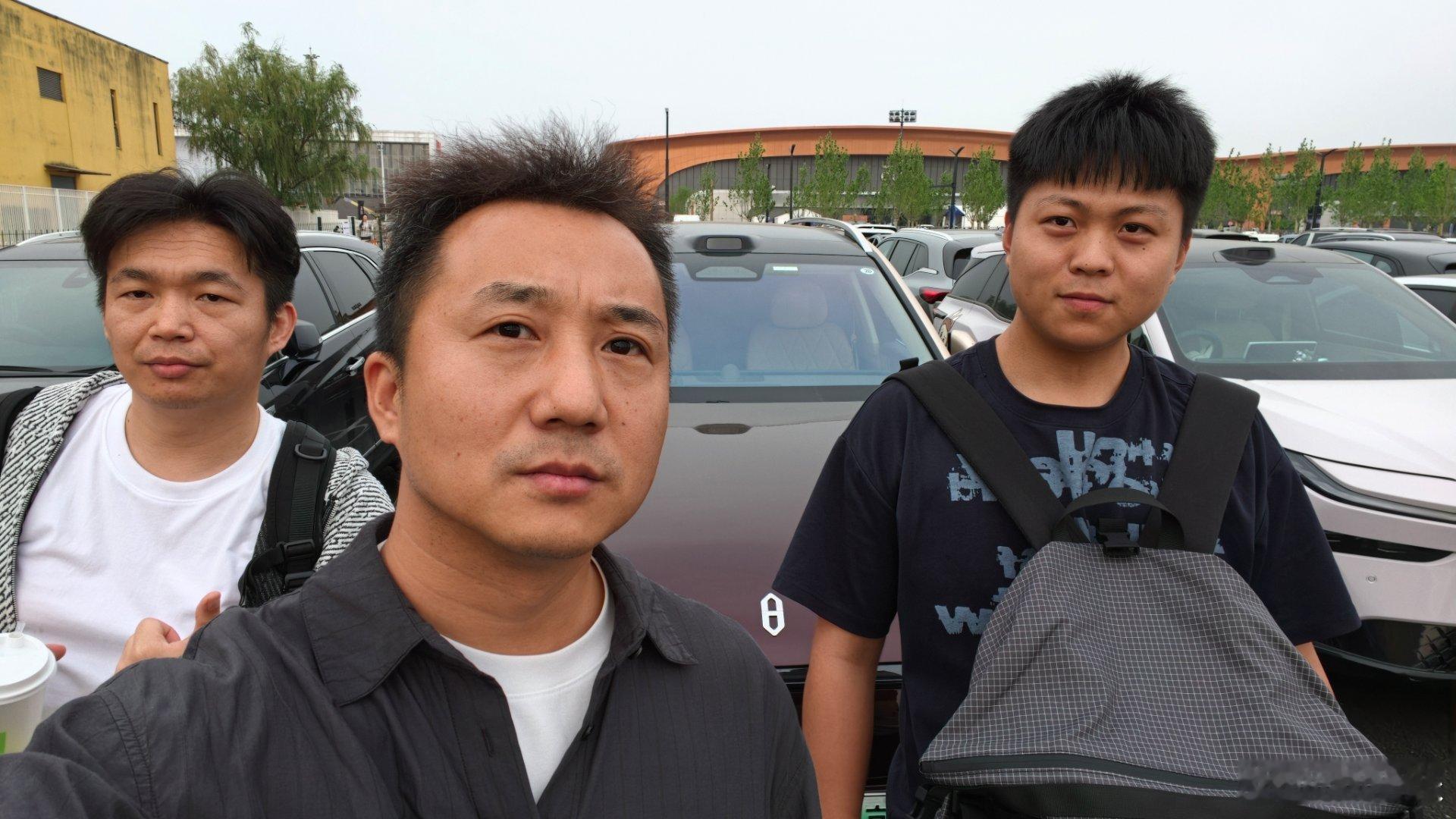 北京车展终于告一段落了回去剪片子俩人儿看着工作量不饱和一个个喜笑颜开的 