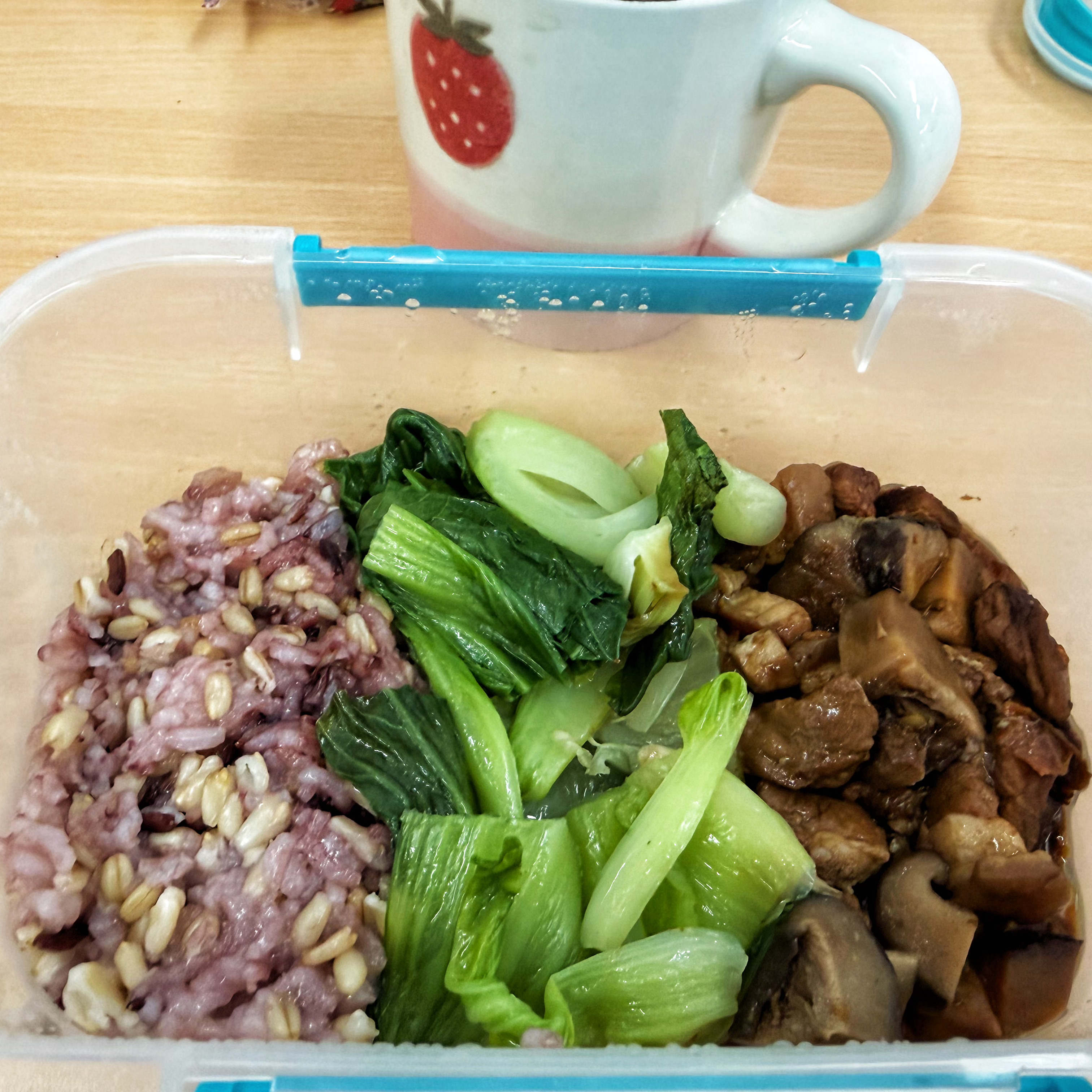 从去年开始爱上上班带便当了，通常都是不上班的时候把做好的肉和米饭装好冻起来，第二