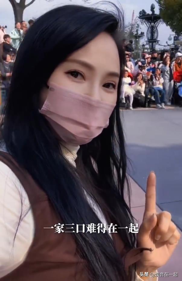 3月30日伊能静发布游迪士尼的vlog，里面回应了拒绝合影这事。她说一家三口难得