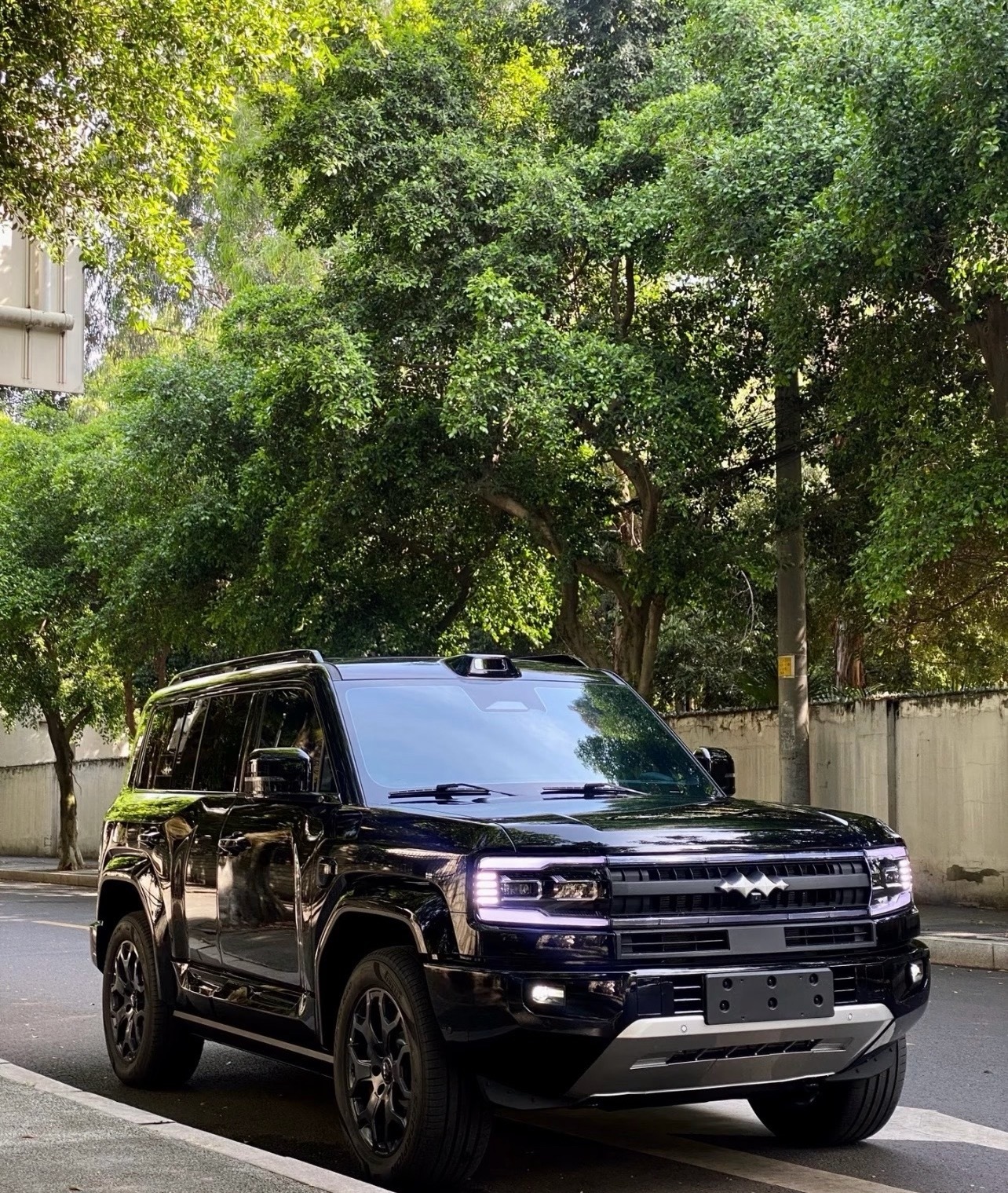 刚看到《惊蛰无声》的花絮，真的被玺子惊到了——那段撞车的戏居然是无实物表演！我还