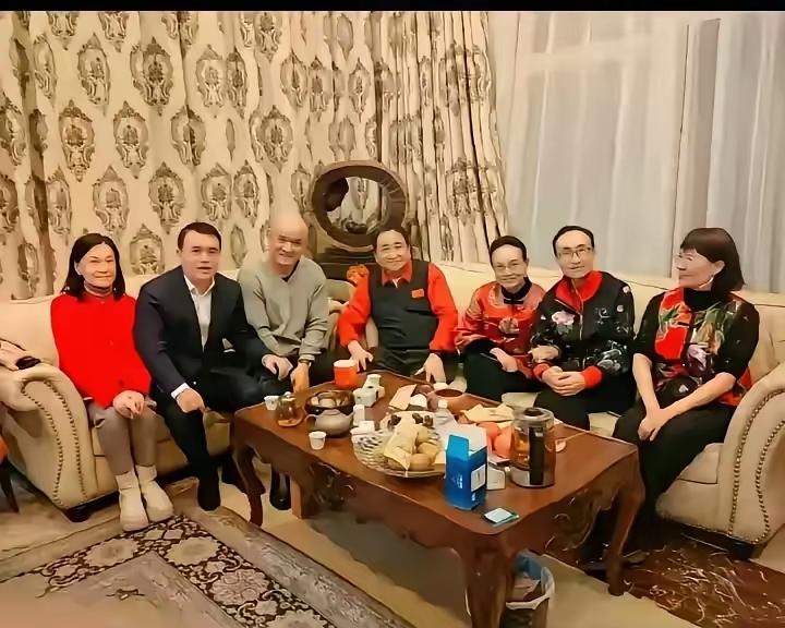 老艺术家们在美国高唱:我和我的祖国，我爱你，中国。。。。。