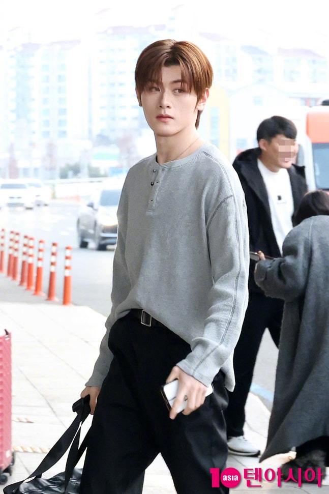 AM8IC全员今早机场时尚盘点，金浦瞬间定格帅气！国内首站新浪扫楼今日下午16点