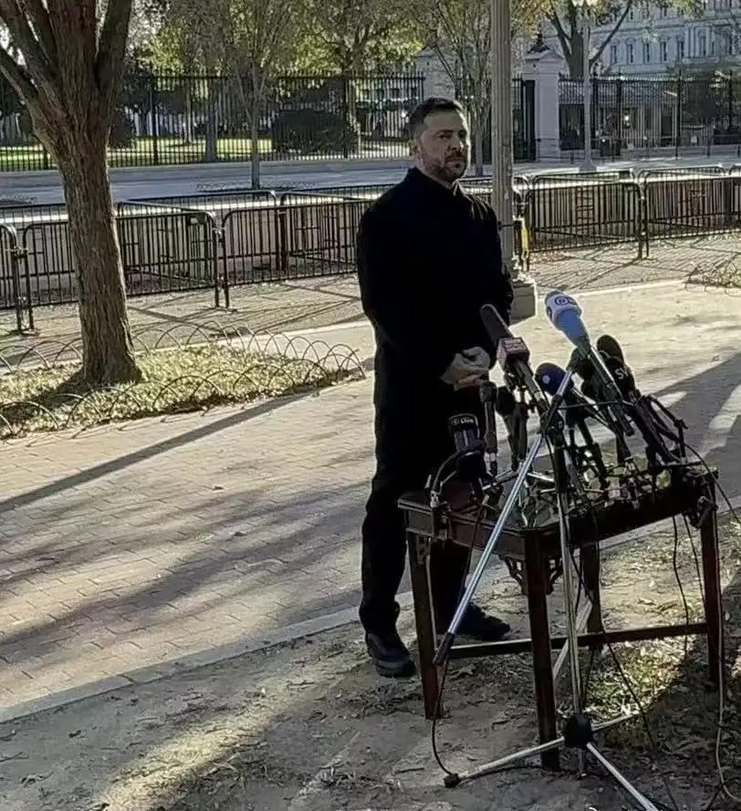 最近泽连斯基访美，记者会都被赶到白宫外面去开的，桌底下的草都没几棵，一看就是准备