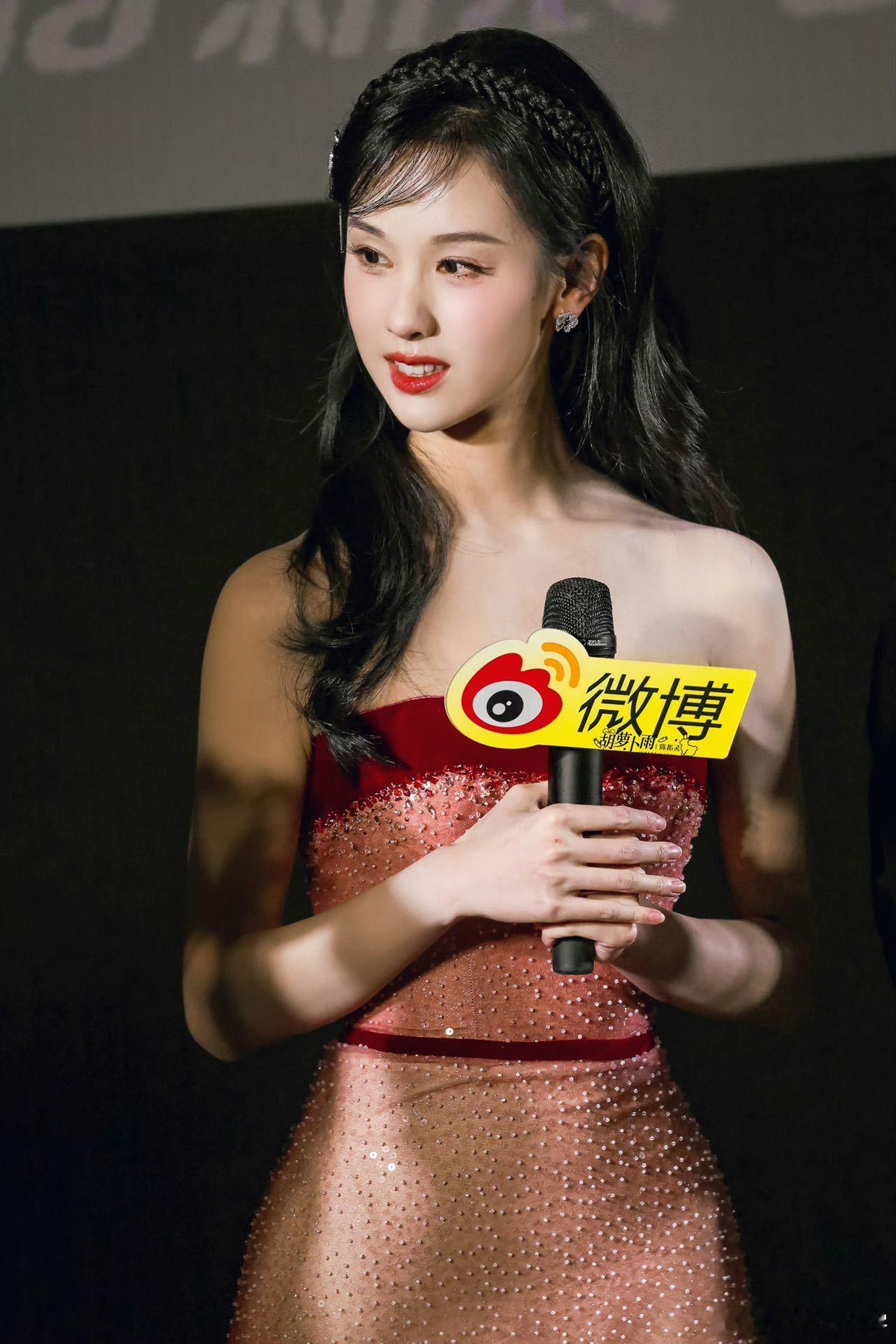 陈都灵回应身上痒就去洗澡陈都灵的舞蹈真是太有特色了，每一次都能给大家带来欢乐和笑
