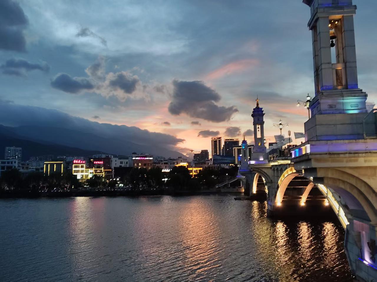跟着懂王来一趟我们家，赫格塞思是真的务实了。

这老小子在新加坡说“多造点军舰，