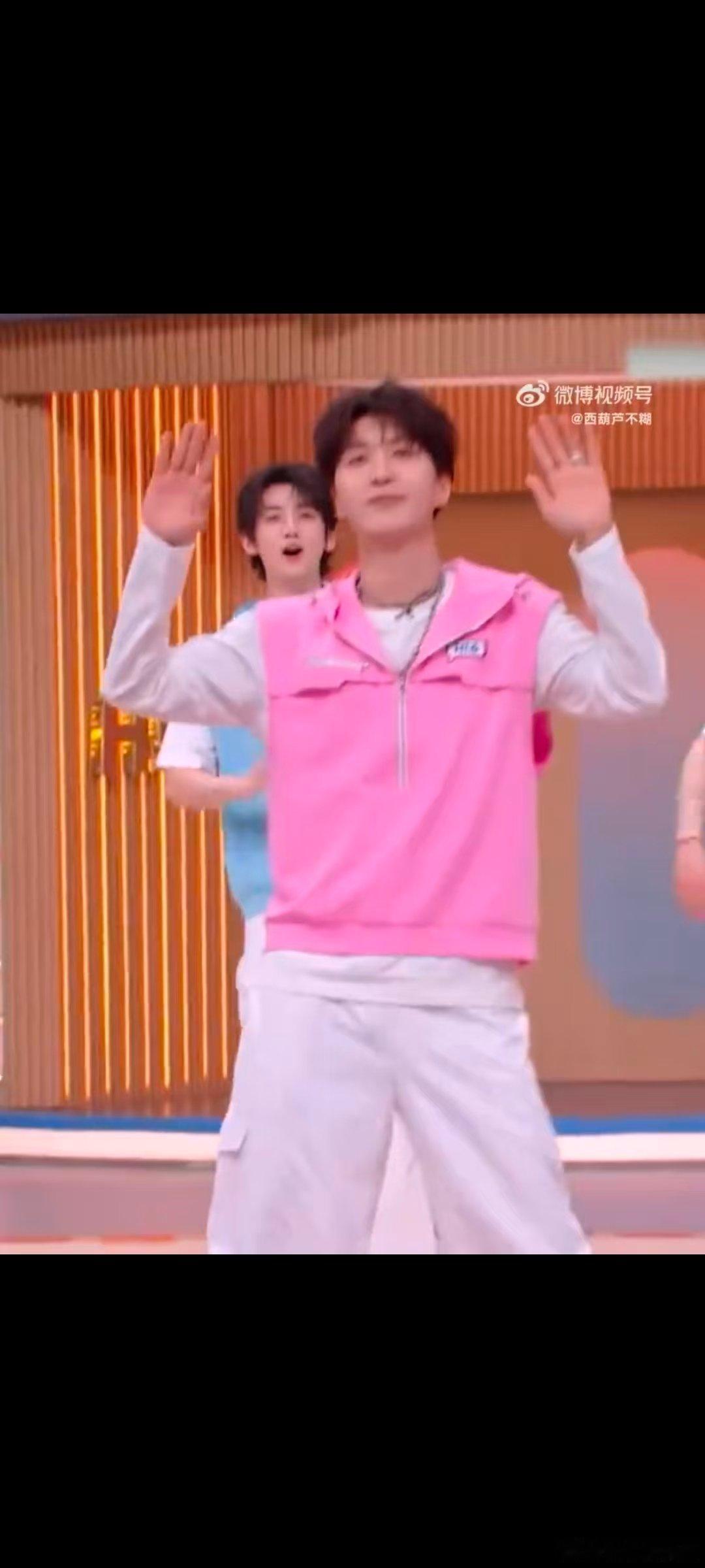 范丞丞真不考虑开个舞蹈班吗  你好星期六每一个动作都自带氛围感，范丞丞这么会跳，