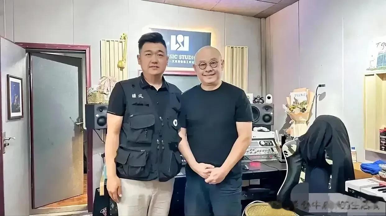  没想到刀郎竟然老成这样，认不出来。

到中年的刀郎，早已褪去少年感，取而代之的