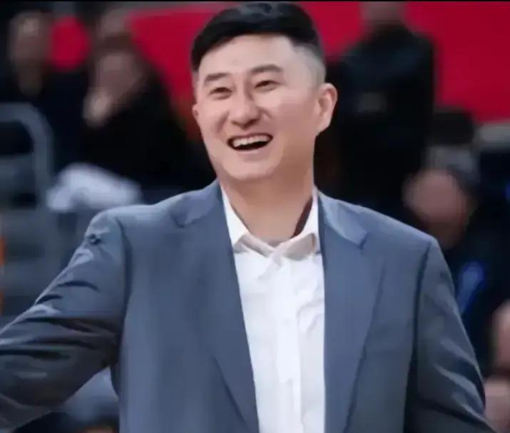 今晚的球馆像踩在热锅上，灯光刺眼，空气里都是汗味和铁锈的味道

半场打成49-4