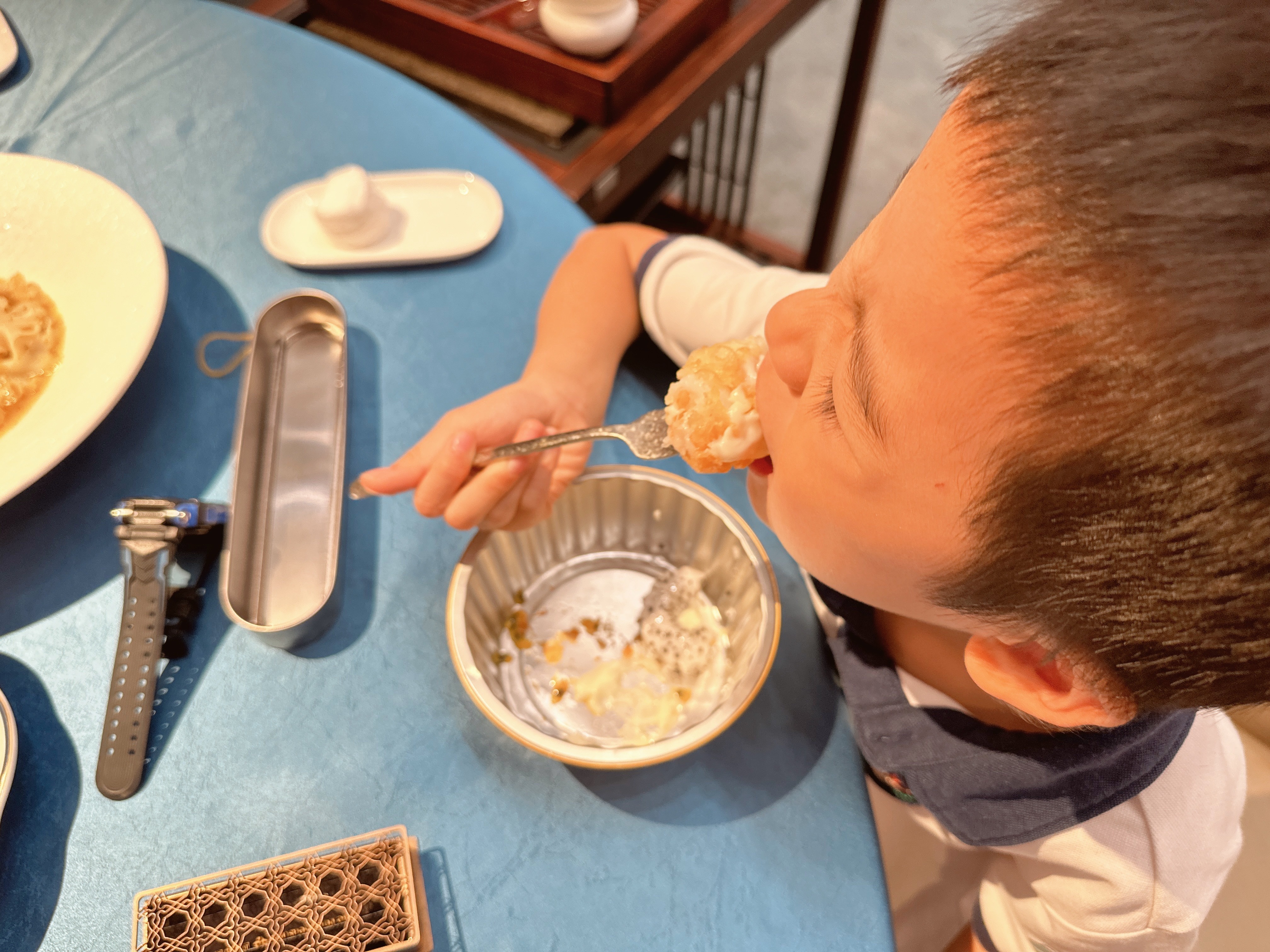 又来吃烤鸭了，弟弟什么都吃，哥哥除了烤鸭什么都不吃，我使出了浑身懈数，终于让哥哥