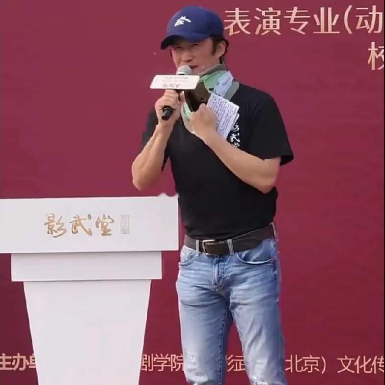 吴京受伤老演员永远是那么敬业！这点不得不佩服！而且吴京的想法也很赞，希望动作电影