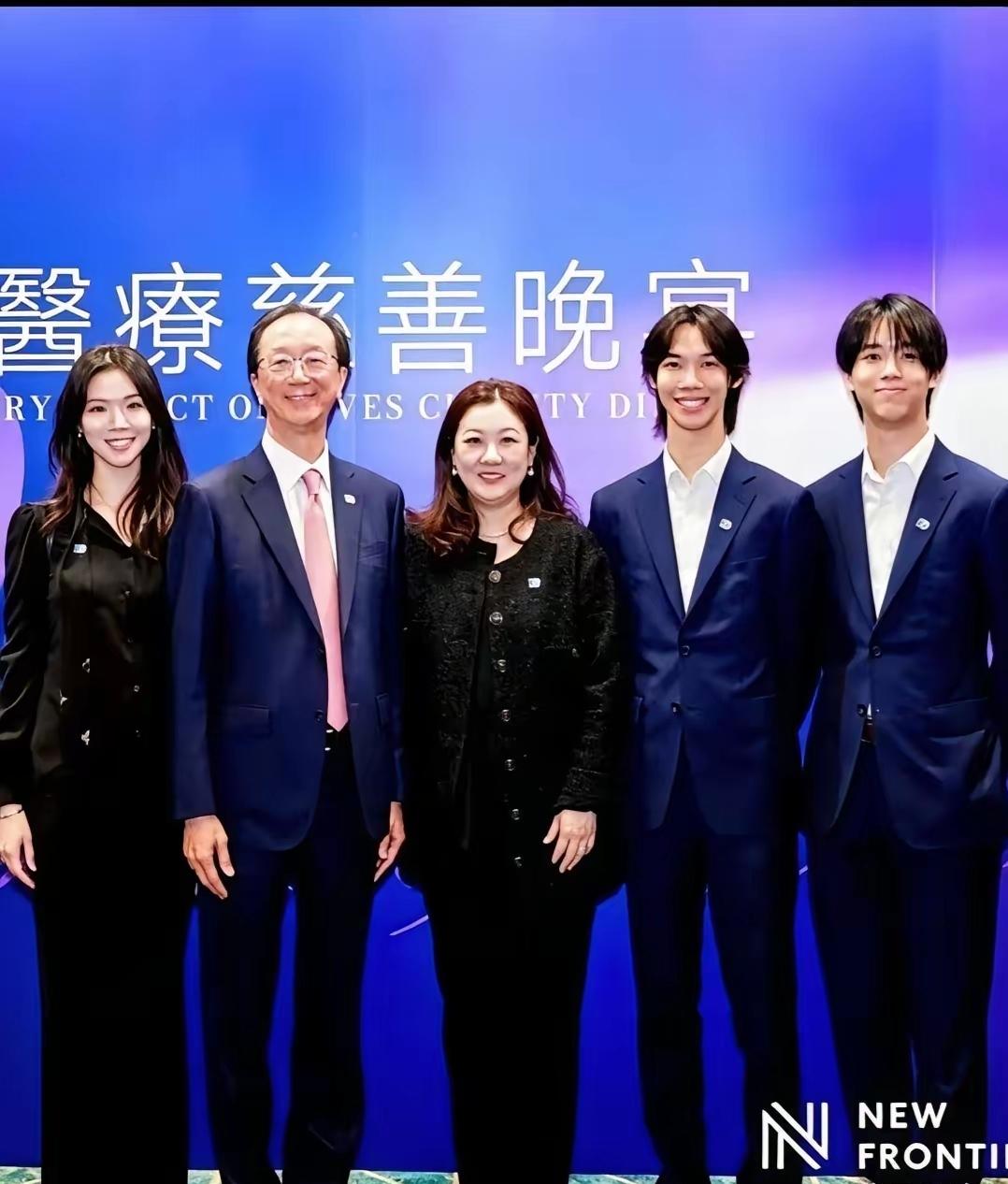74岁的梁锦松，48岁的伏明霞，中间夹着23岁的大女儿梁司渝和两个儿子。2026