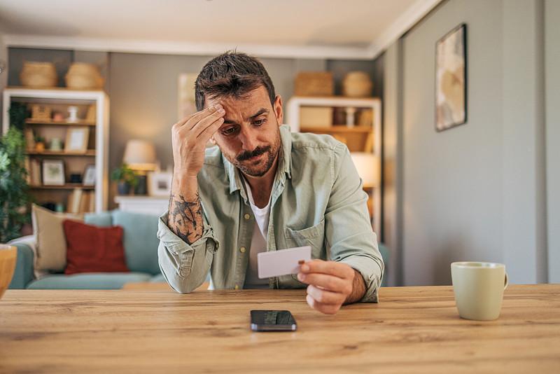 借出去的五万，三年才要回来。老李那五万块钱，借给表弟的时候没打条。表弟说开店差口