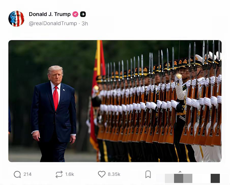 特朗普发的这两张照片挺有意思。一张是检阅解放军仪仗队，被中国高规格接待，礼炮声声