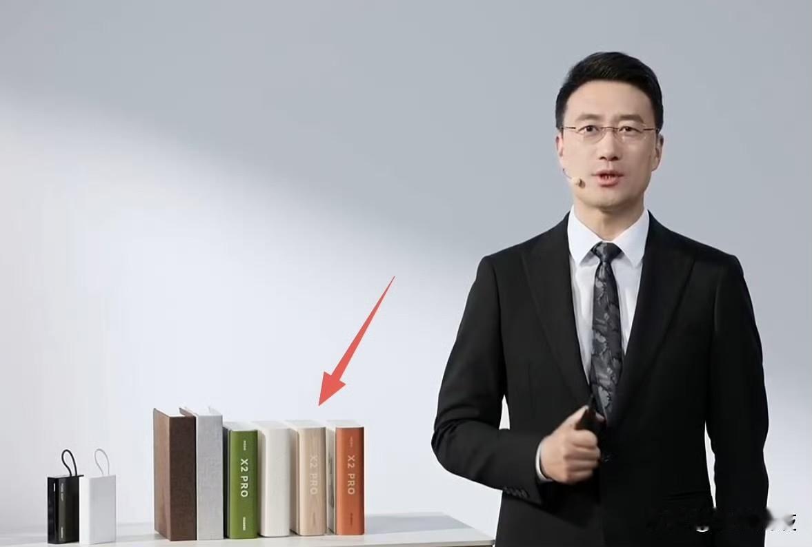 华为是懂设计路由器的，何刚身边这个书本路由，档次和知识储备一下子就上来了，一看就