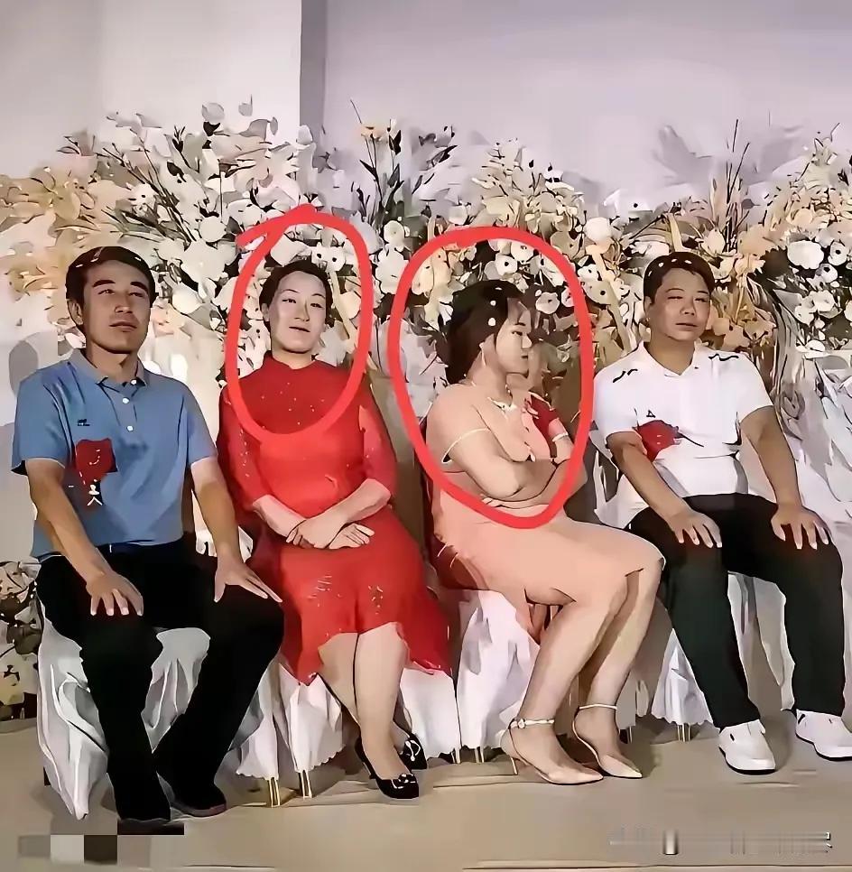 这婚结得，看着就闹心，特别是那个穿白短袖的俩口子，女的满脸不高兴，男的一脸愁容，