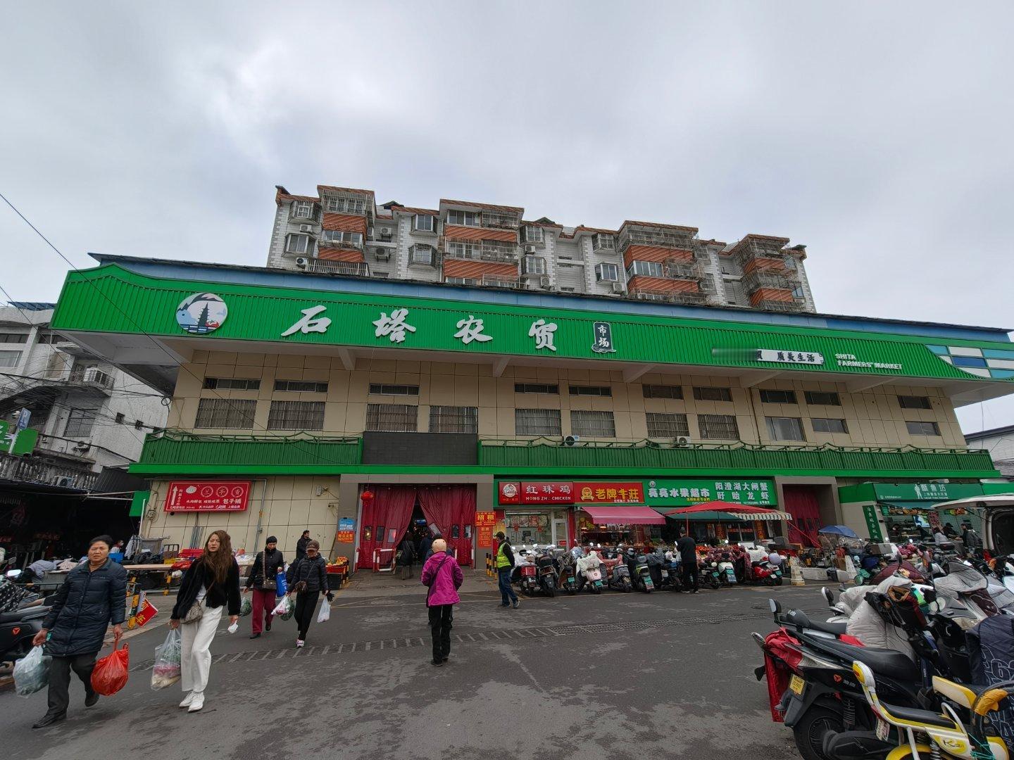 补发。早上去了扬州石塔农贸市场还就是个菜市场，不像很多网红市场一样，里里外外有很