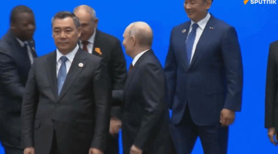 普京不愧是交际达人

9月1日比什凯克上合组织峰会散场后，巴基斯坦总理夏巴兹·谢