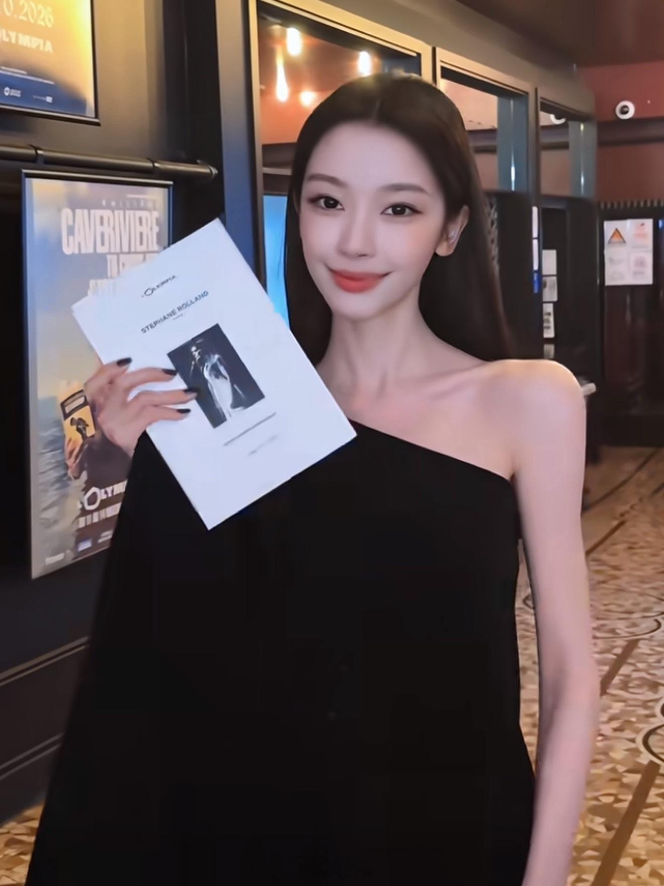 总结就是小骨架+超低体脂+皮肉紧致上镜才能这么无死角的瘦不敢想象自己这个视角胳膊