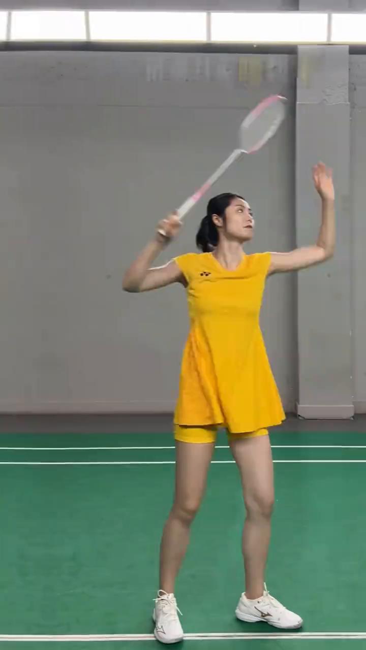 一个动作区分打球用蛮力还是会发力。
·用蛮力是转体结束时正在击球。
·会发力是转