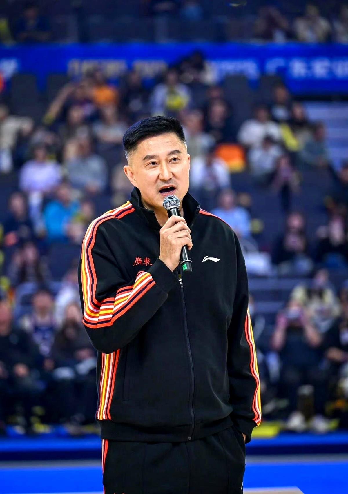 我掐着表看的。
真的，就4秒。
从后场发球到前场终结，广东和山西，就给你玩这个。