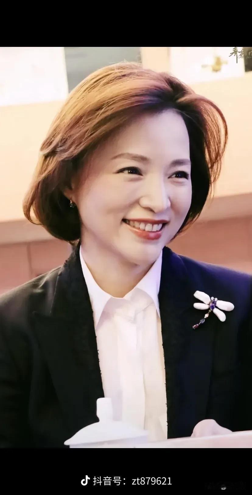 董卿的优雅确实永不过时。她主持春晚时，端庄大方，每一个微笑、每一个动作都恰到好处
