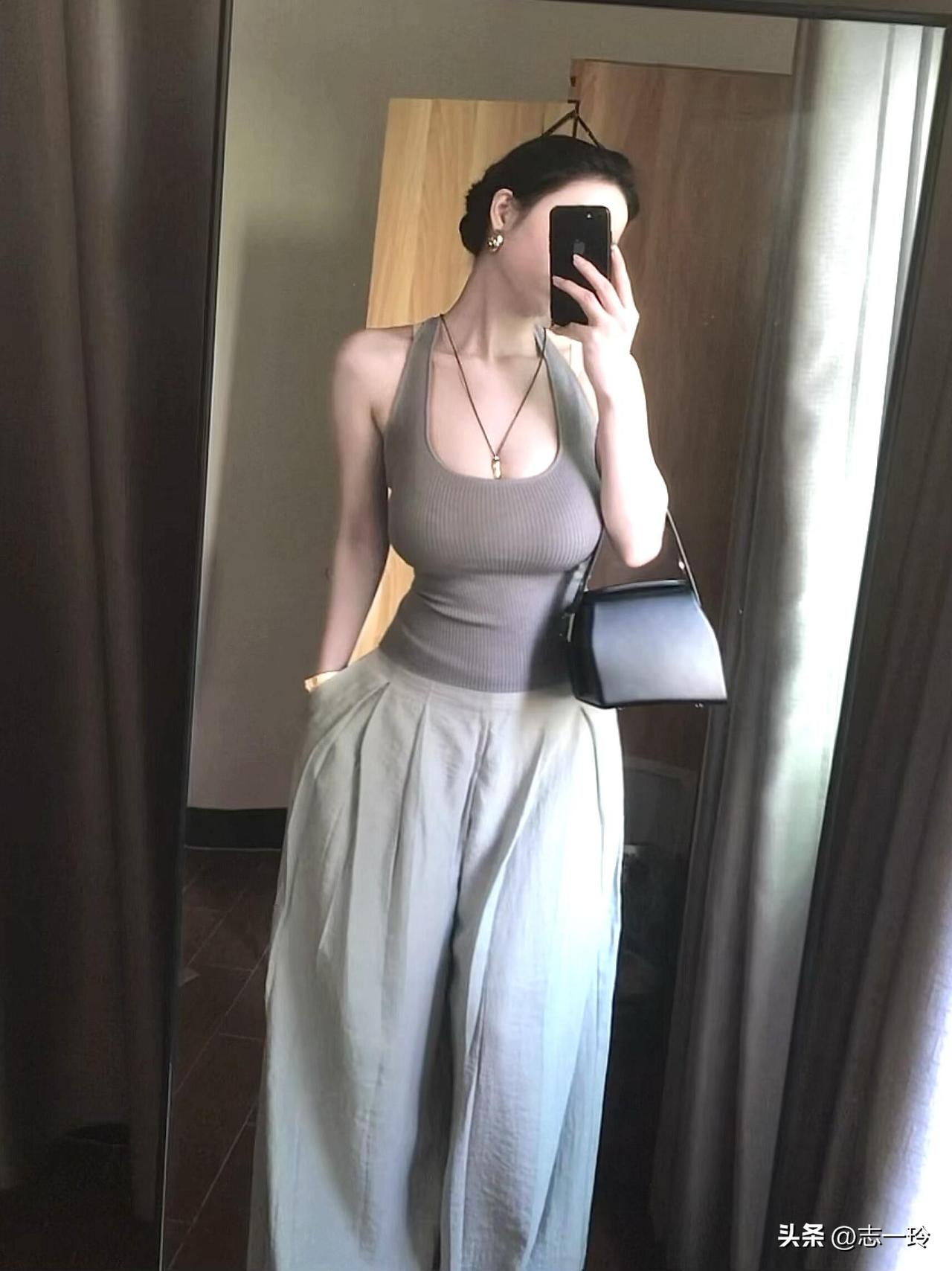 优雅穿搭指南：简约风连衣裙+灰色西装外套，轻松打造都市女性气质。