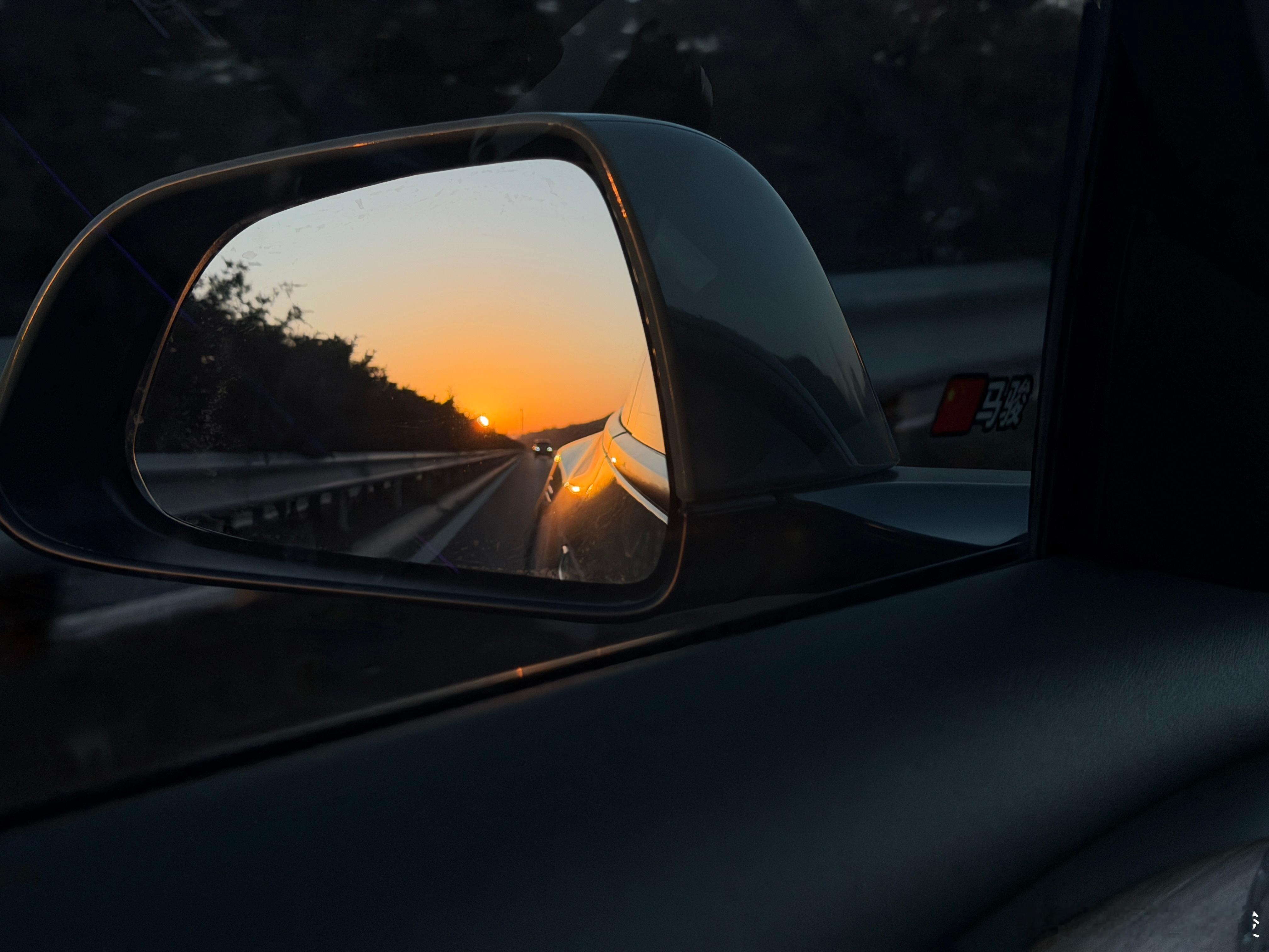 人生从来不是静止的画面，而是流动的河。有些路走不通，是为了给你提供更好的方向；当