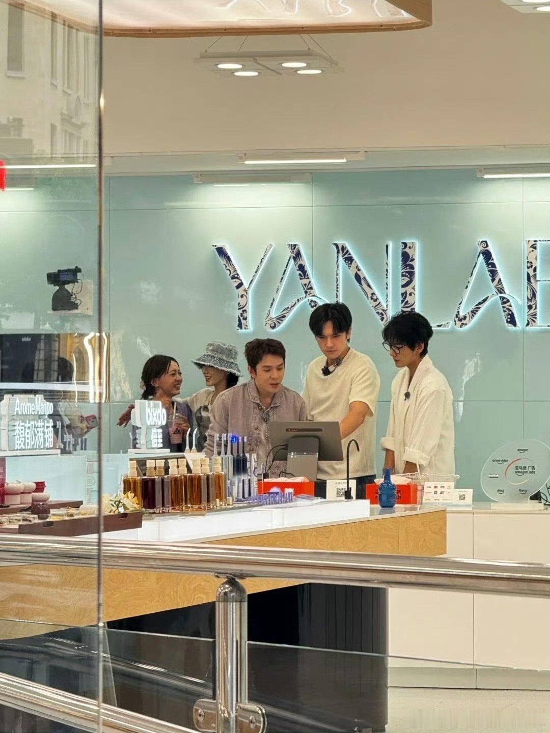 李佳琦吃麻辣烫还在给邻桌推销伦敦合伙人 谁能想到麻辣烫店里暗藏业务拓展，李佳琦捕