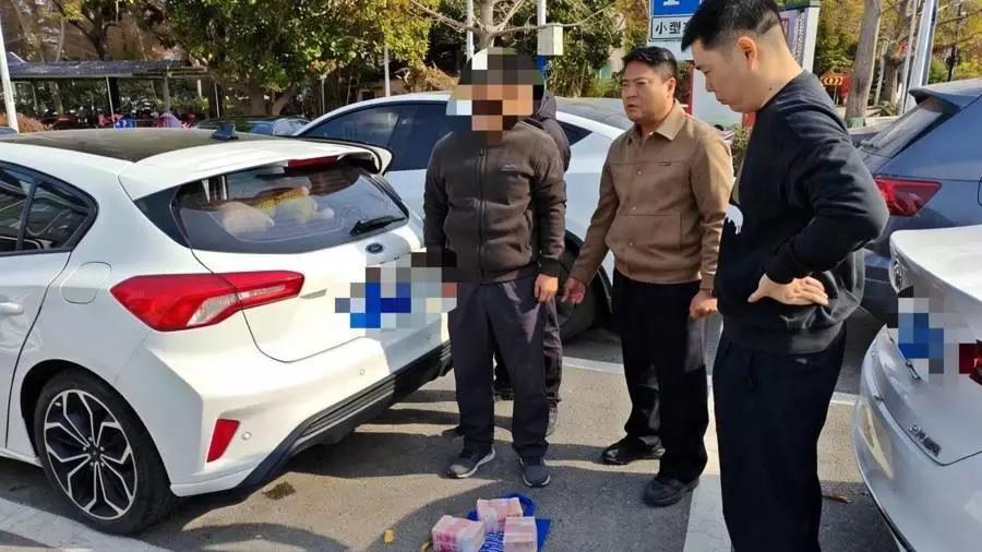 警惕新型黄金投资陷阱！阿姨信了“军人网友”，警方埋伏抓现行
 
“我在边境执行任