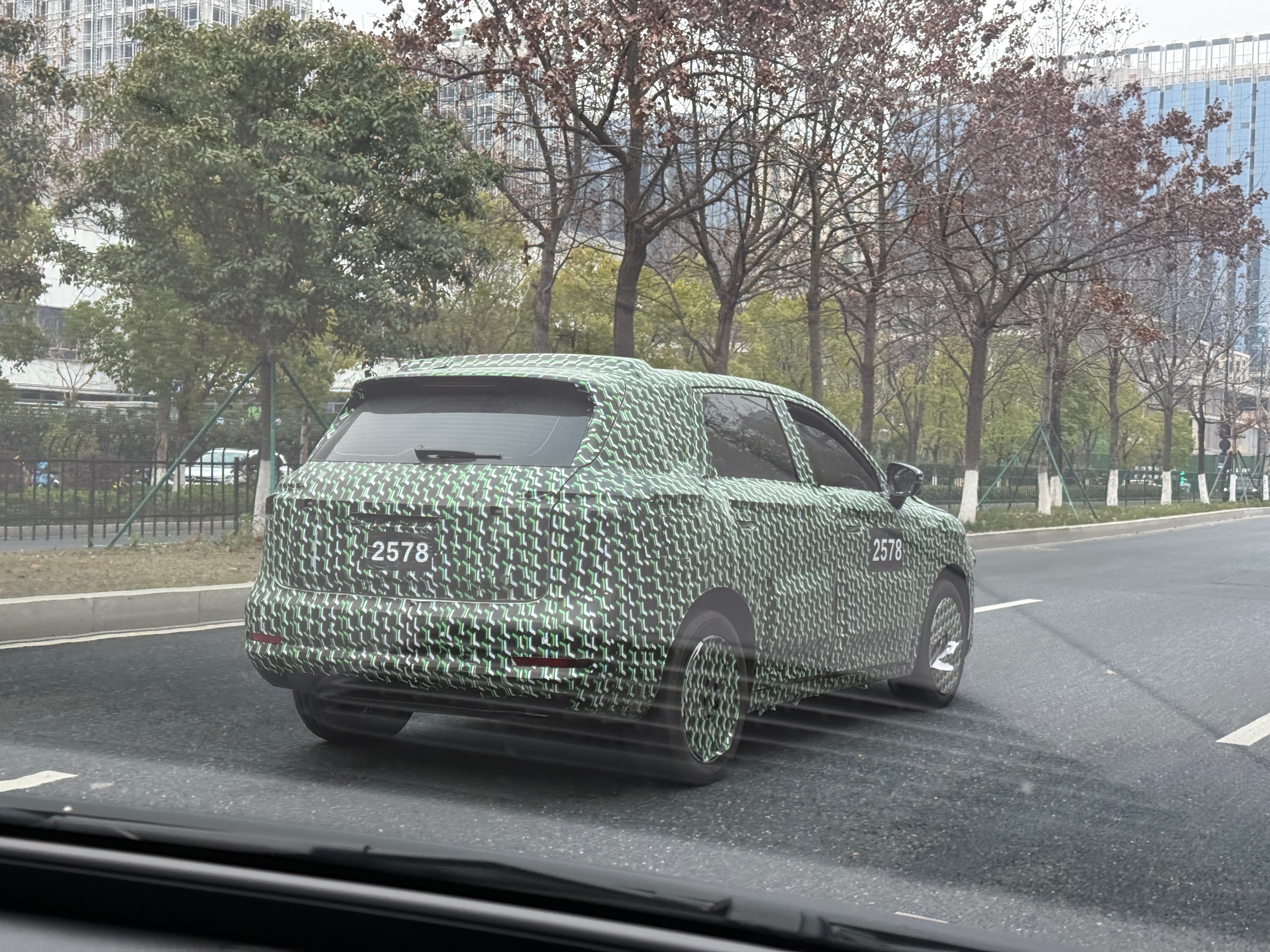 来杭州拍摄，看看我拍到了啥不得了的东西。一台带正常后雨刮的零跑SUV？须知零跑A