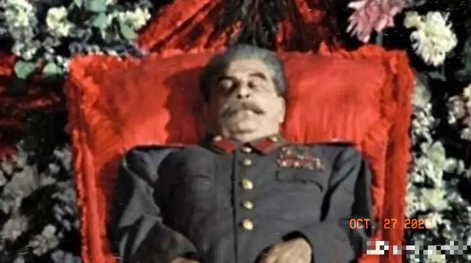1943年，赫鲁晓夫儿子被判枪决，他为救儿子竟两次向斯大林下跪，尊严尽失，但最终