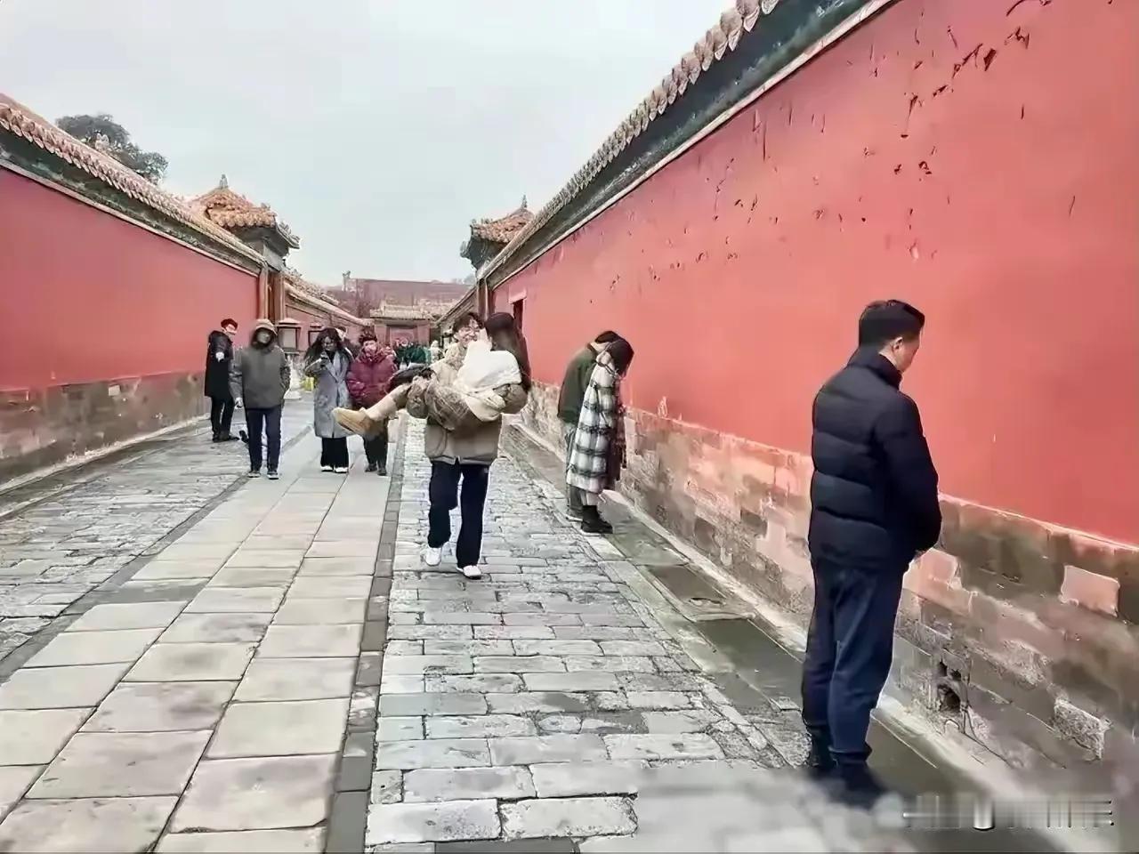 上联：面壁思过悔前嫌；
下联：？？？