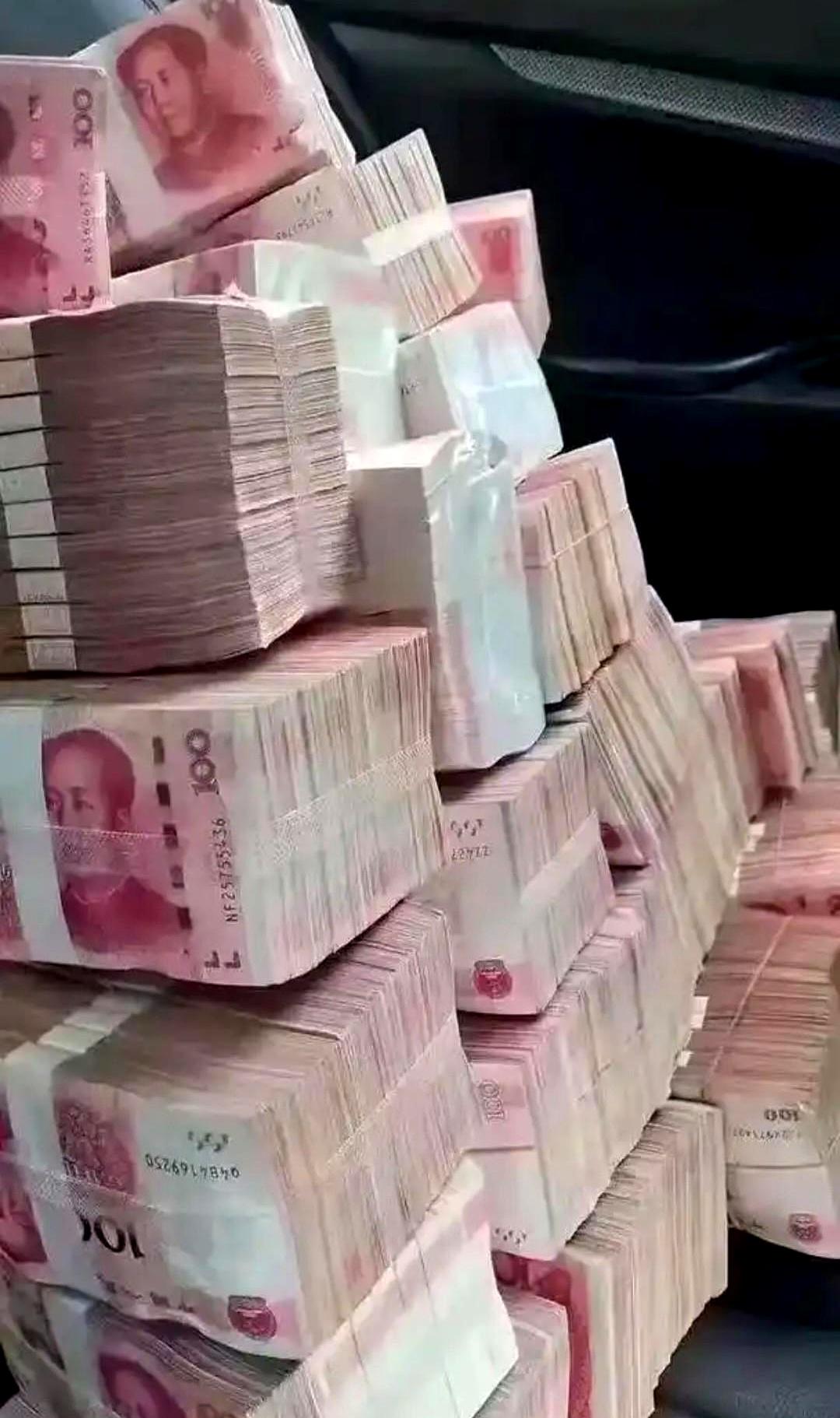 兜里揣着400万存款，却盯着拼多多20块钱一件的短袖反复比价，这到底是极致自律，