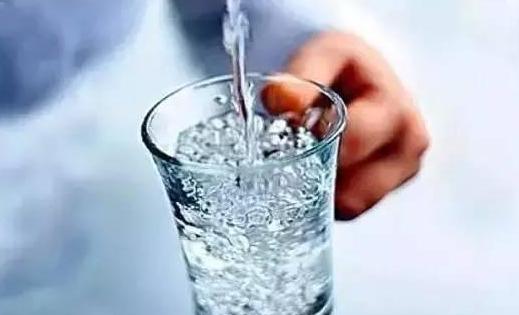 消费降级？也许真相恰恰相反。
过去很多人买的不是商品本身，而是品牌赋予的身份感。