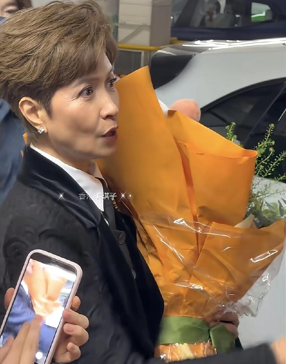 郑伊健的前任， 61 岁了，皮肤、气色和身材都还在线。这么多年了，她还是招牌式短