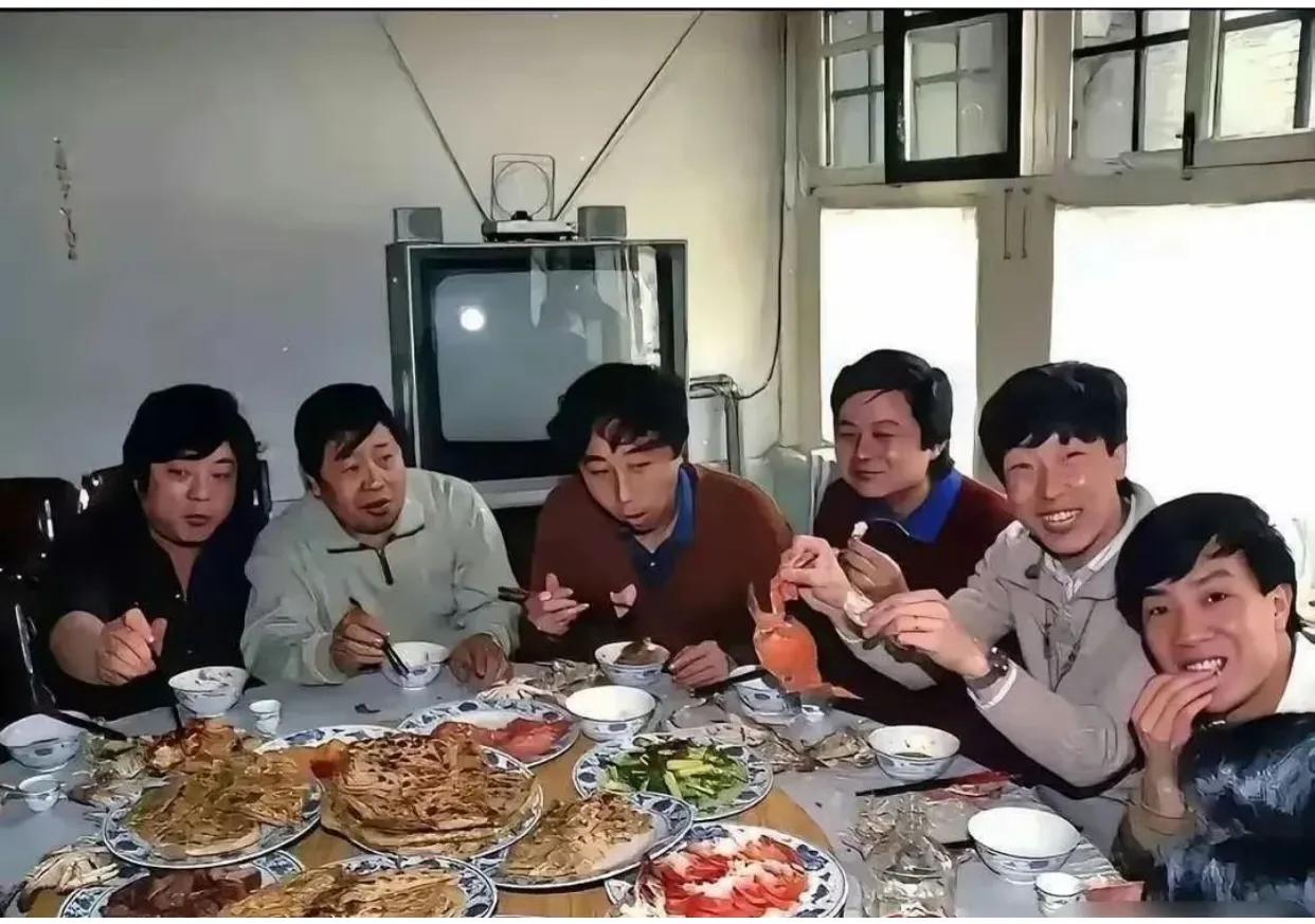 这是一张三十多年前的照片，中间的那个人是相声大师冯巩。其他那几个人都是谁？都是说