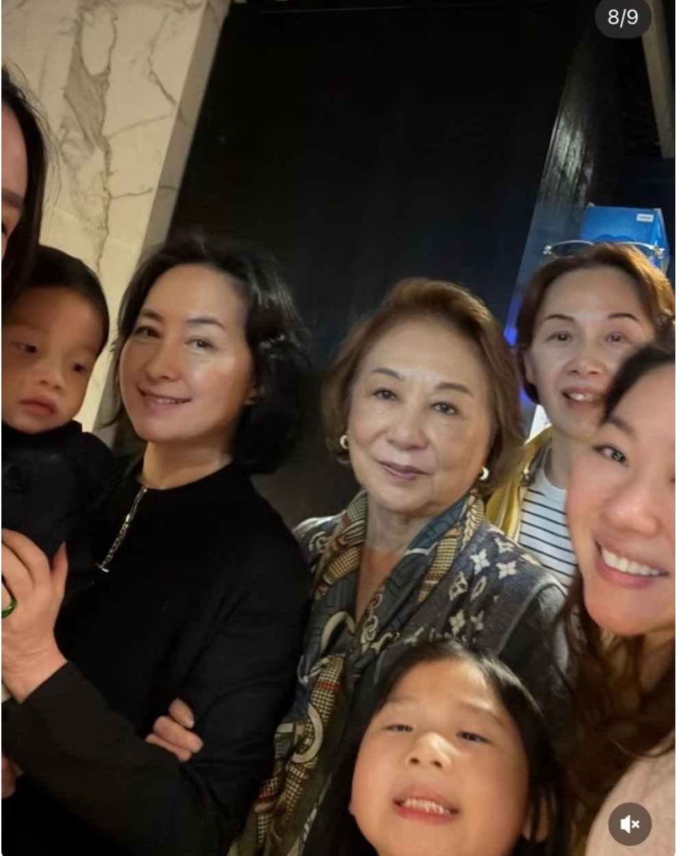 63岁何超琼过母亲节，与干女儿合照瘦了不少，抱着干外孙面容慈祥 