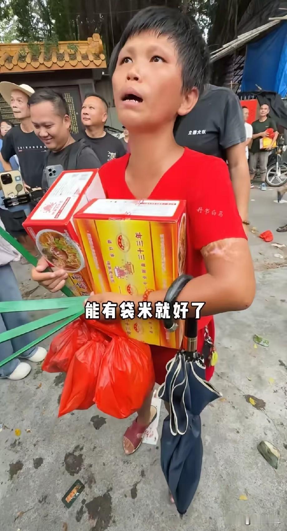 这两天被潮汕施孤现场的一位红衣女子刷屏了。

她刚出生就被亲生父母抛弃了，养父母
