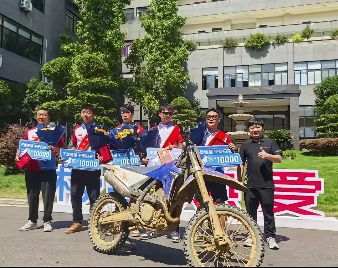 张雪为去广西救灾的五位车手发奖励了，每人一万元奖金！

7月15日，五名内部救援
