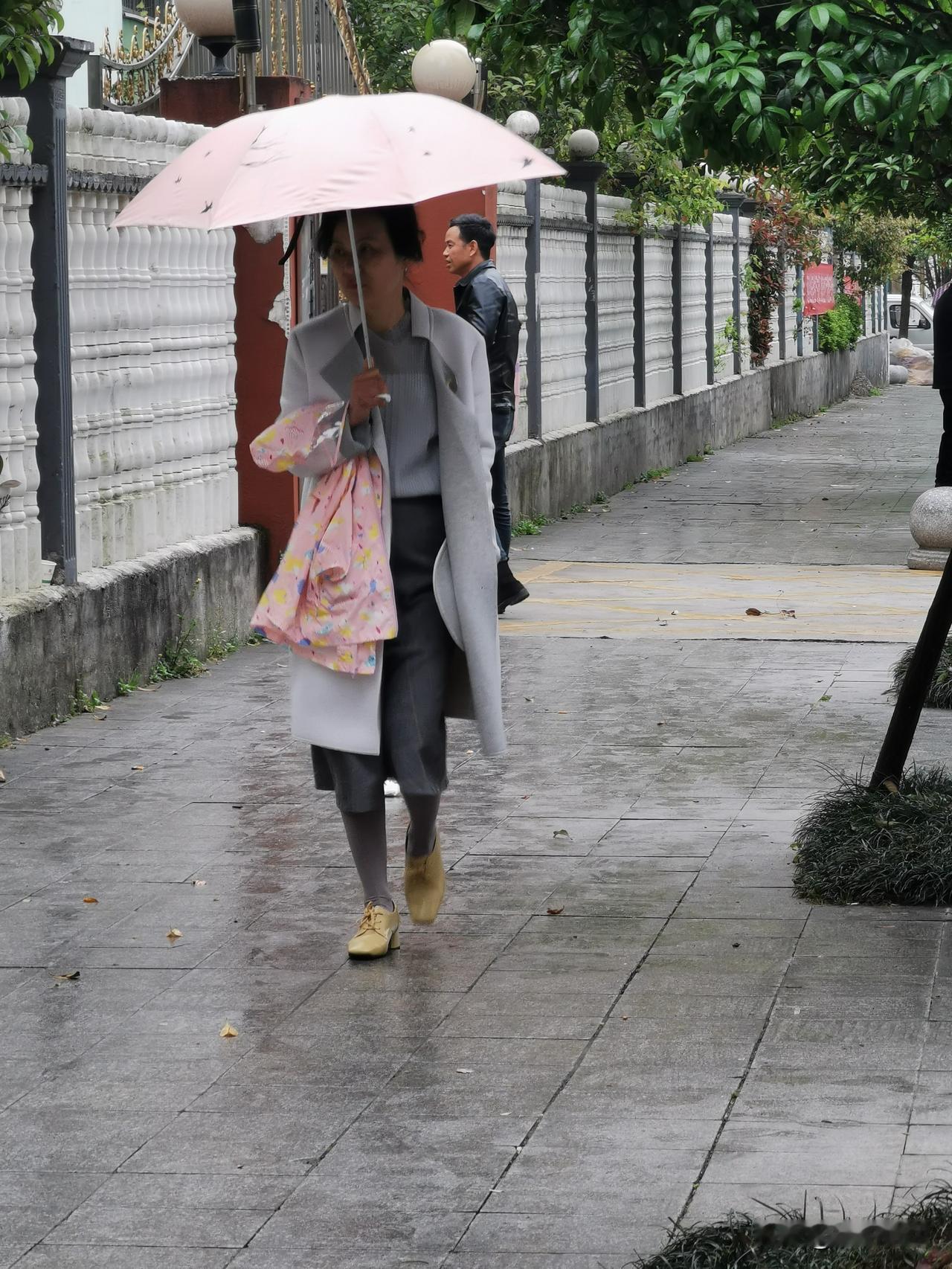 #上联：叶落秋风劲，下联：？#花开春雨细。