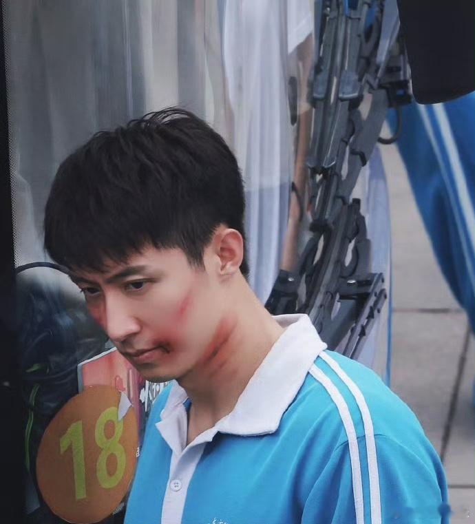 #黄景瑜演初中生#黄景瑜这张脸真的挺适合演学生的。总是那么的阳光充满了活力，期待