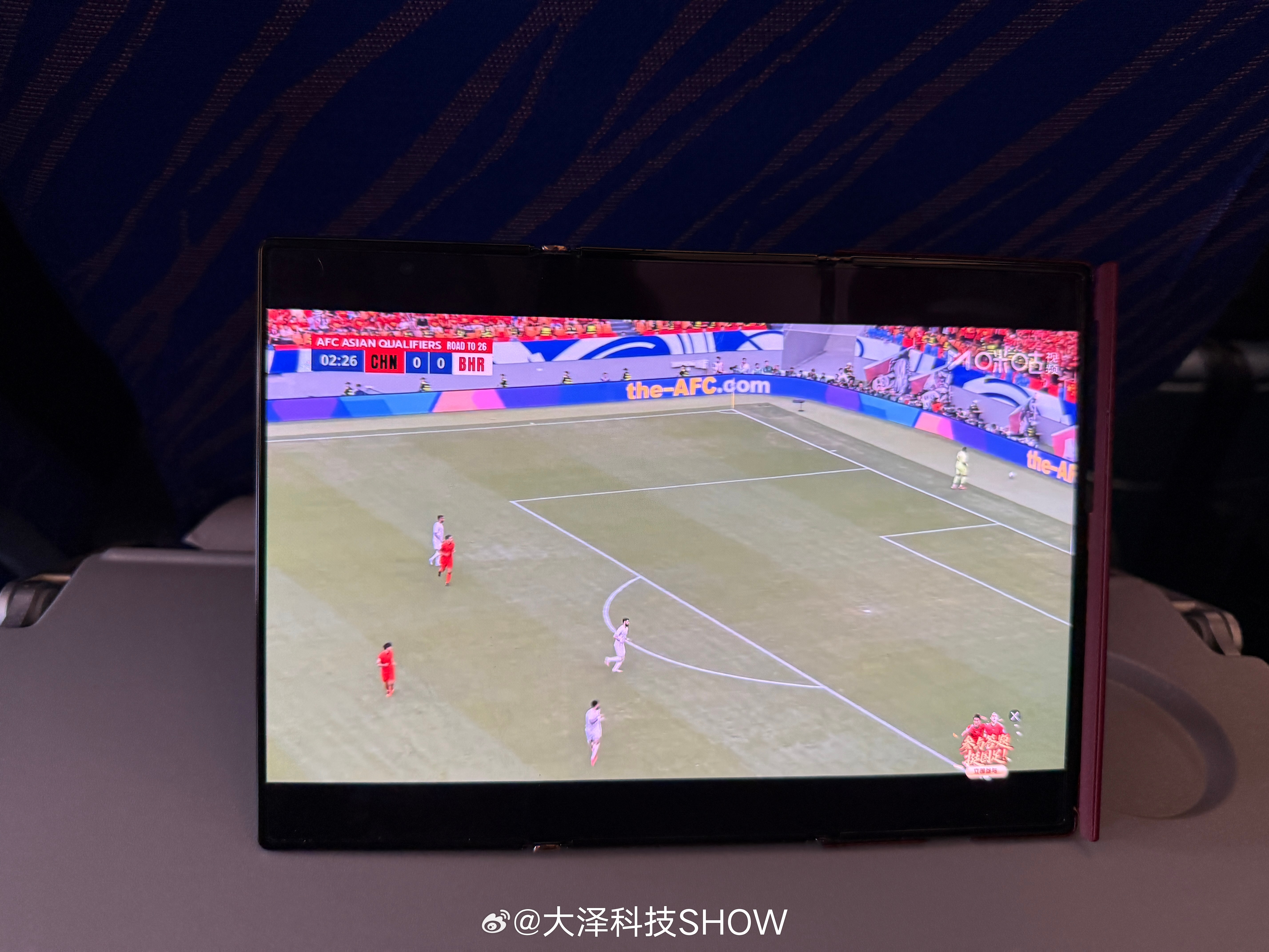 国足vs巴林人在飞机，心系国足，眼贱啊……国足18强赛  ​​​