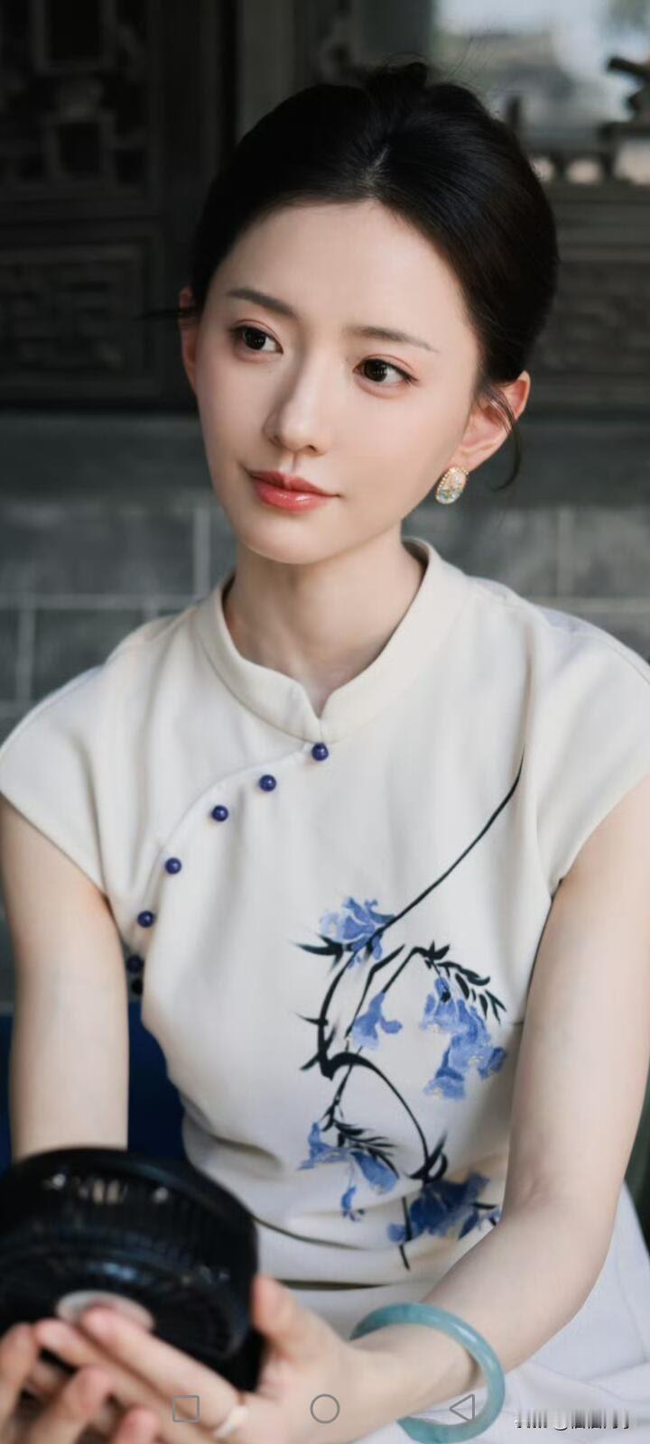 这位美女穿着旗袍，优雅动人。晚唐五代青瓷 青瓷纹饰