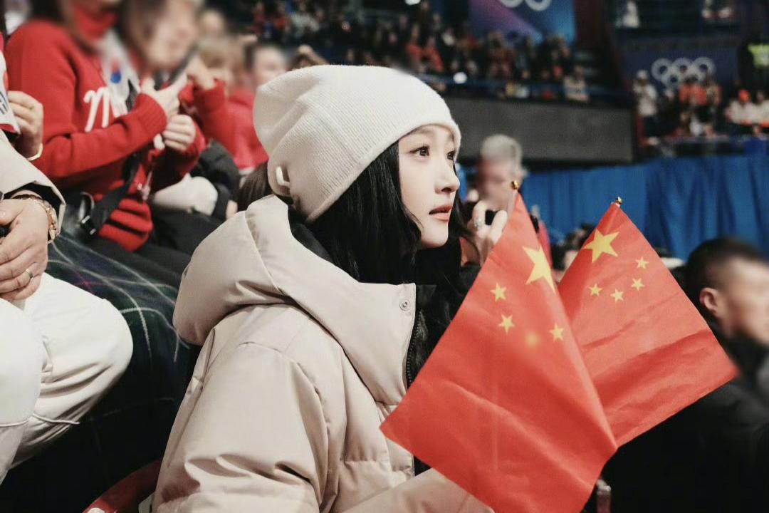 太热血！2月10日23:17，
关晓彤深夜更新动态，
分享米兰冬奥会观赛体验，