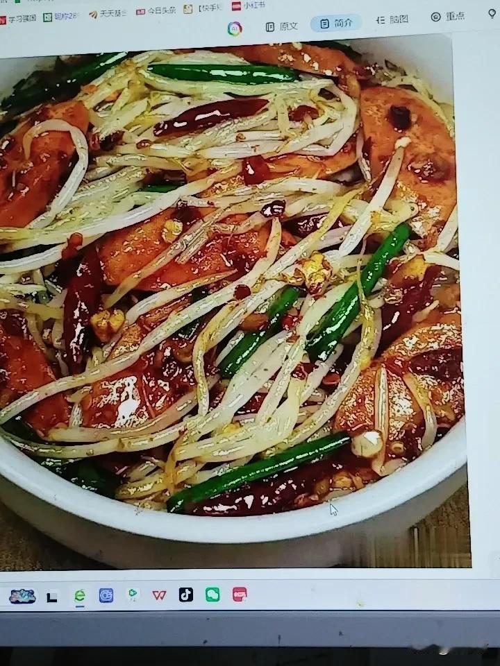 豆芽炒火腿。
食材。新鲜豆芽，火腿肠，葱花生抽盐食用油。
做法。豆芽洗净沥干火腿