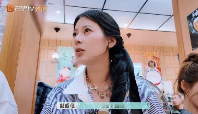 赵昭仪颜安心眼子都使一块了  饭还没吃完多久，就被 “回店拿东西” 整无奈了，俩