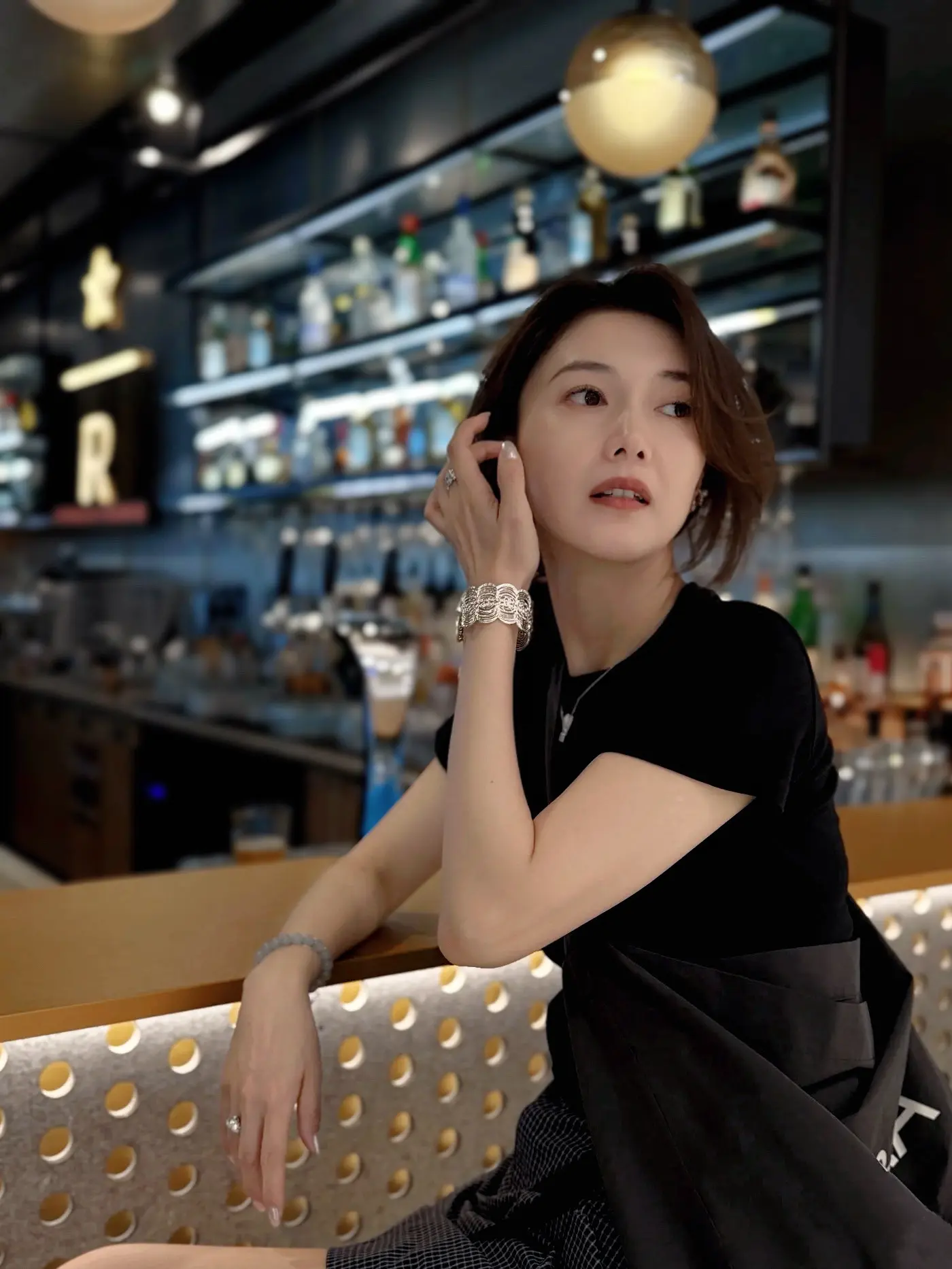 藏好自己的伤疤 这个世上多的不是医生 是撒盐的人.